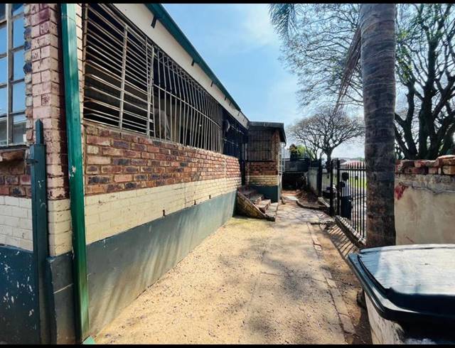 8 BEDROOM HOUSE FOR SALE IN BEZUIDENHOUT VALLEY
